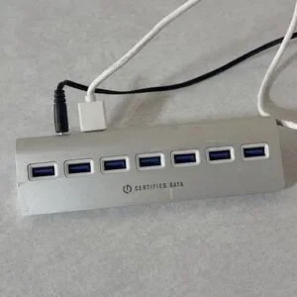 USB 3.0 7-Port Aluminum Hub - Silver - Picture 2 of 3